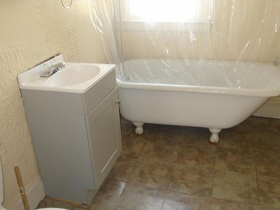 2nd image of 102 Huntley St