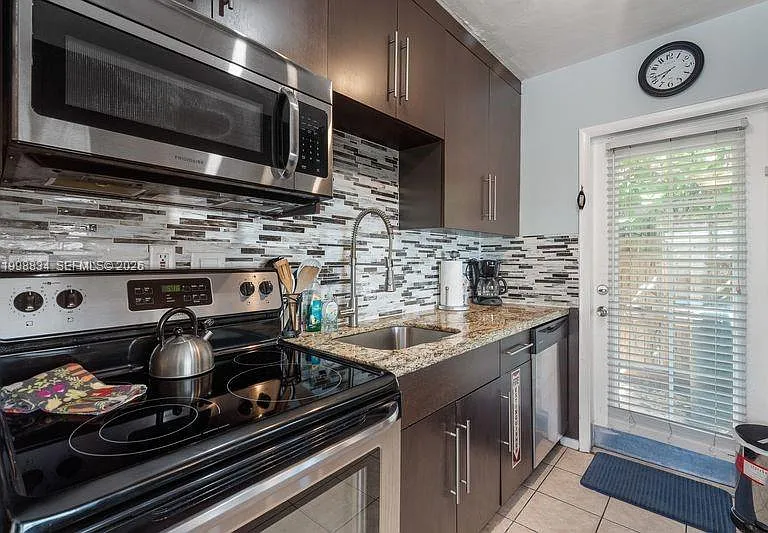 2033 NE 33rd Ave #3 — Photo 3