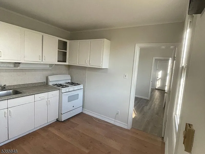 2 bed, 1.0 bath, $1,600 — Photo 2