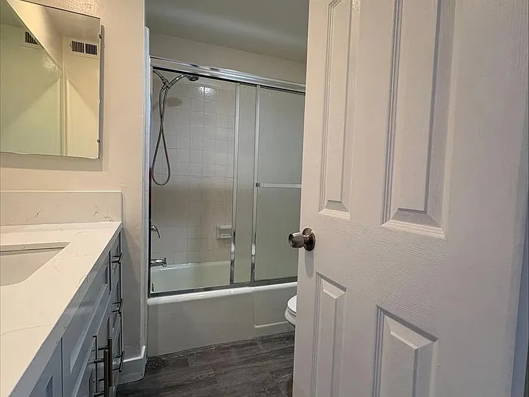 903 W 7th St #6 — Photo 11