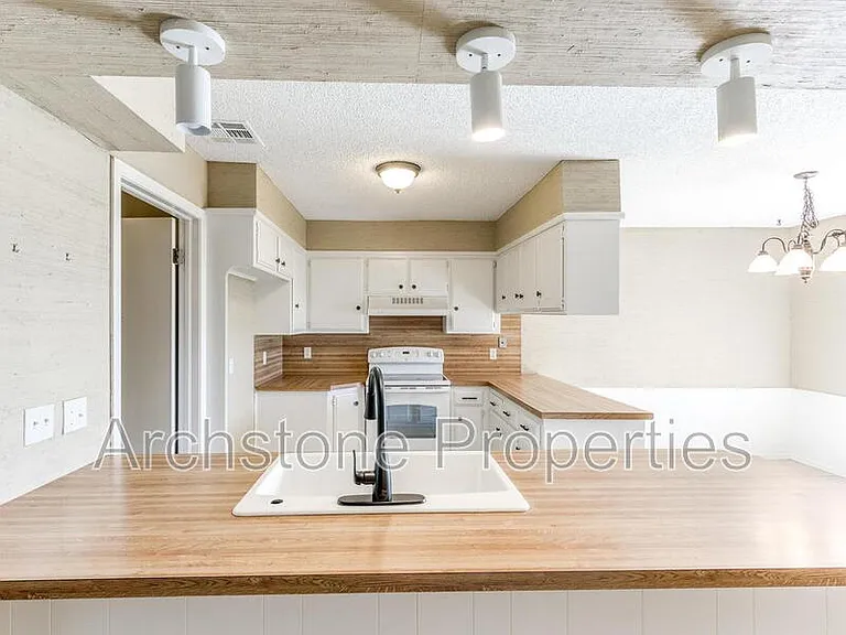 6605 Lyrewood Ln — Photo 7