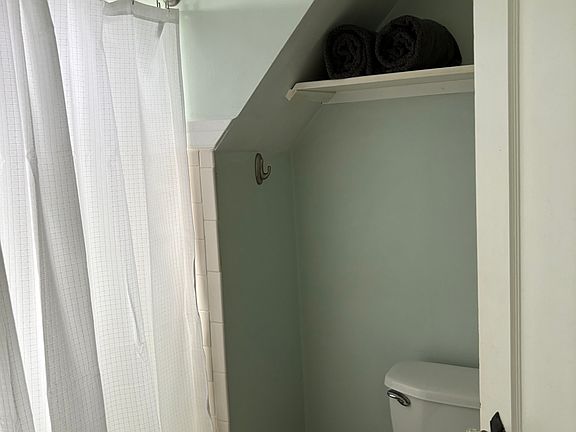 4th image of 113 Maple Ave #B