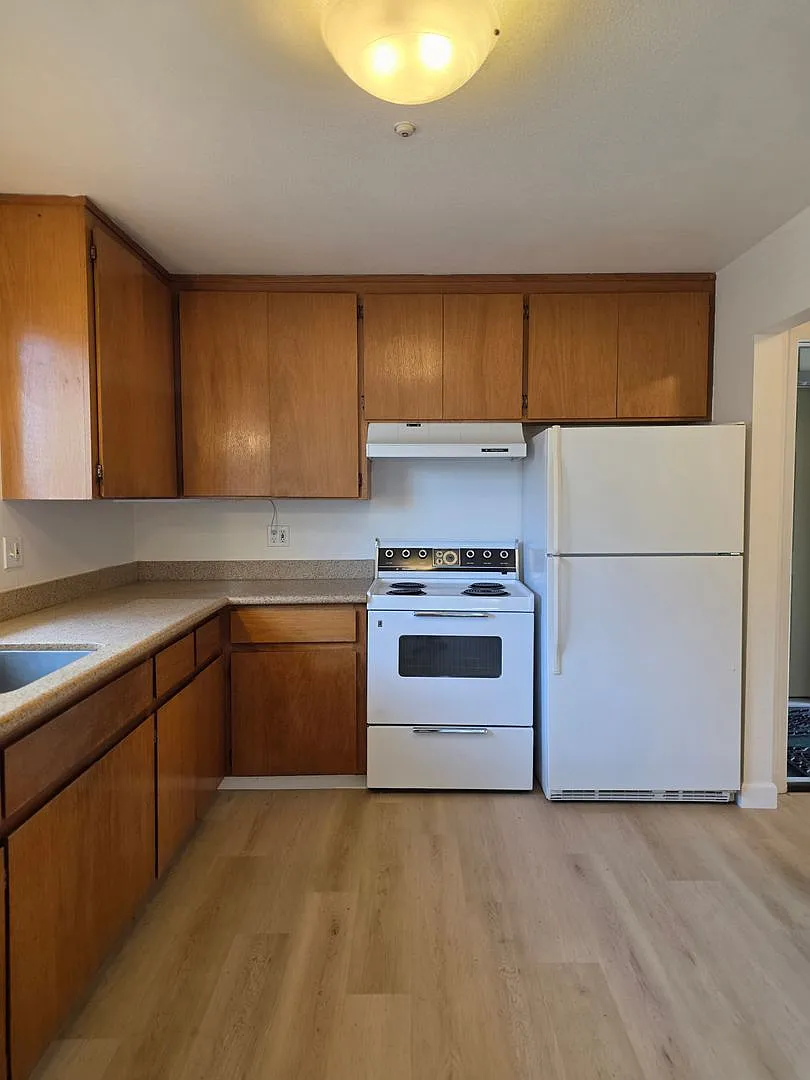 West Side Petaluma 2 Bedroom, 1 Bathroom Corner Unit — Photo 3