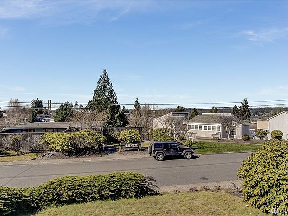 3rd image of 1843 N Skyline Dr