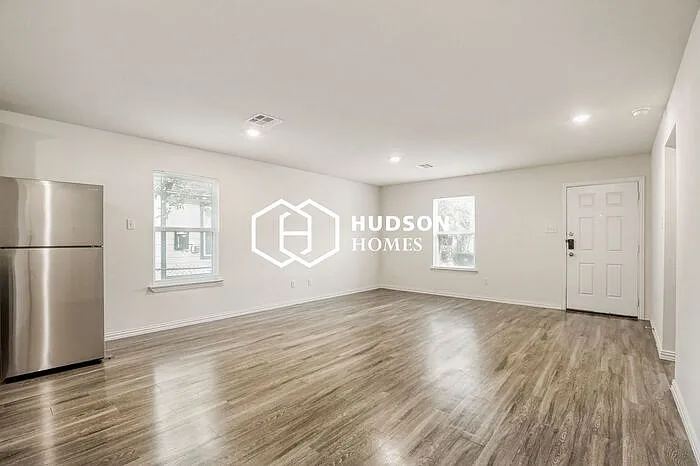 708 Henderson St — Photo 3