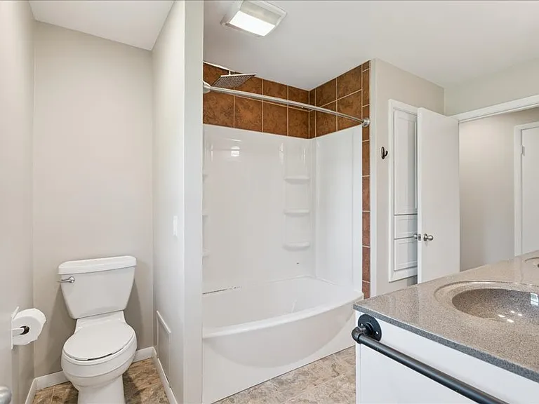 1429 Columbus Dr — Photo 10