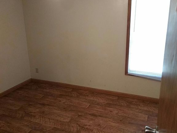 4th image of 464 NE Hall Ln