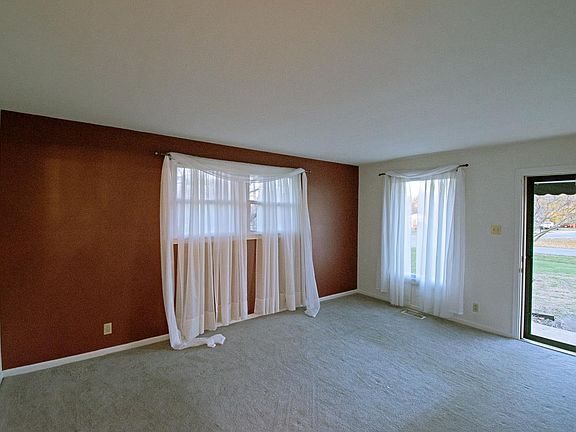 3rd image of 200 Forest Hills Dr