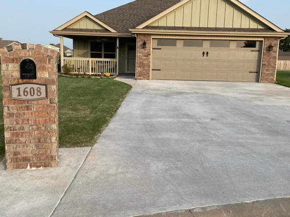 1608 St Joseph Dr, Grove, OK 74344