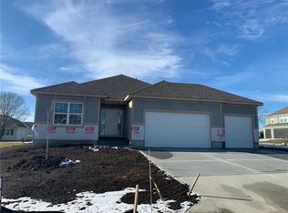 22900 S Creekview Dr, Peculiar, MO 64078
