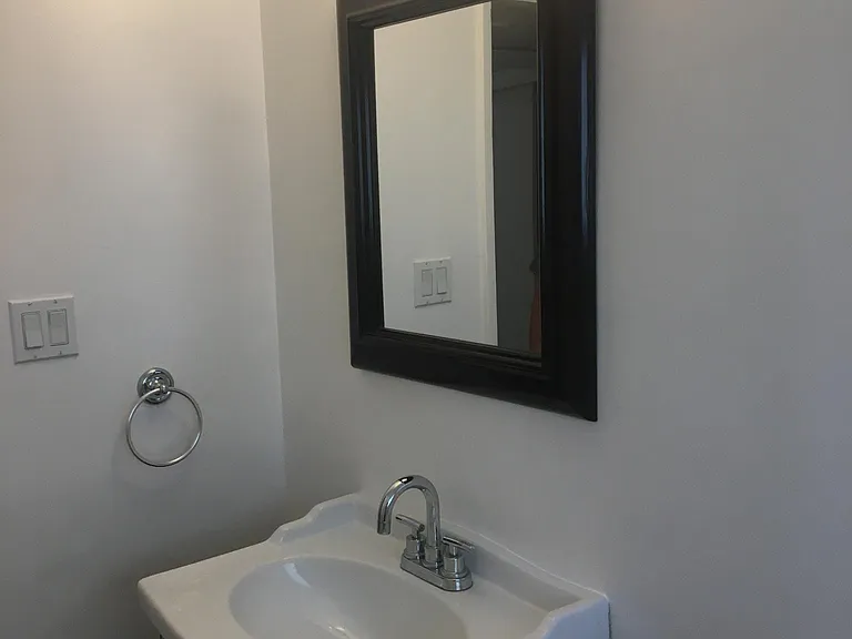 2513 E Coolidge St — Photo 5