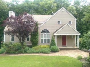 77 Oakwood Ln, Hamden, CT 06518