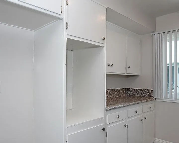 The Broadway Apartments — Photo 12