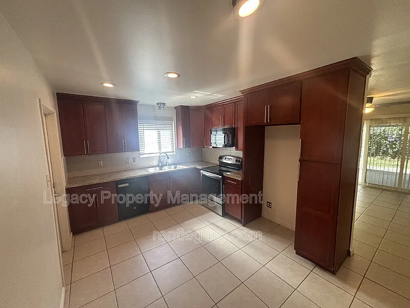 4 bed, 2.0 bath, 1155 sqft, $2,195 — Photo 3