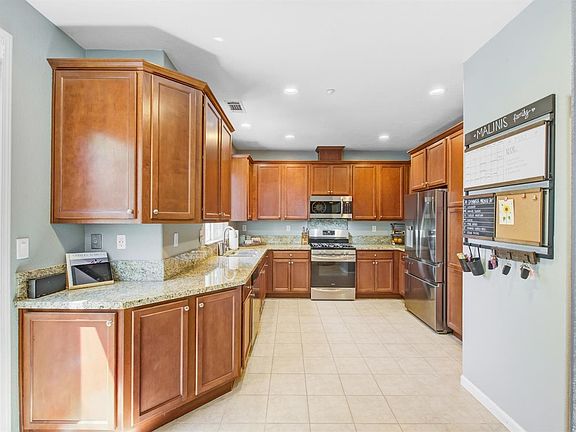 4th image of 406 Toyon Ln