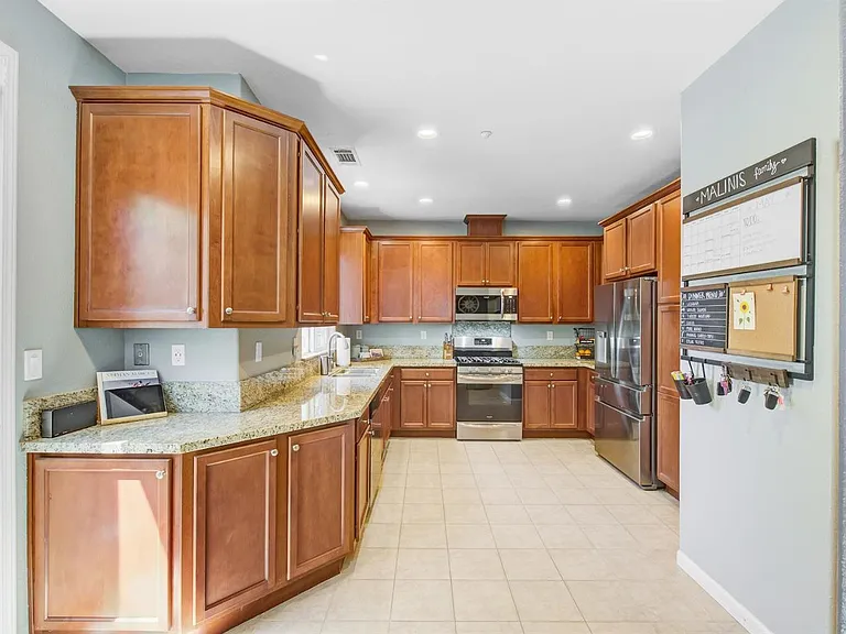 406 Toyon Ln — Photo 4