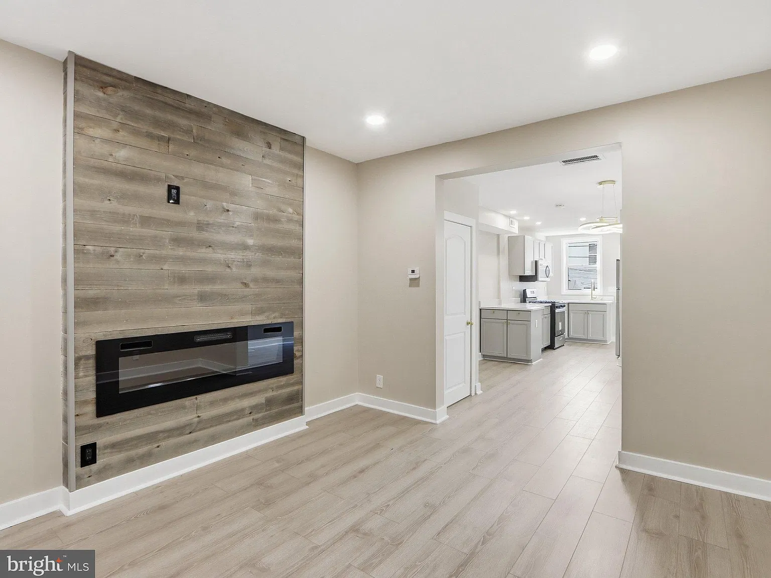 2 bed, 1.5 bath, 972 sqft, $2,000 — Photo 2