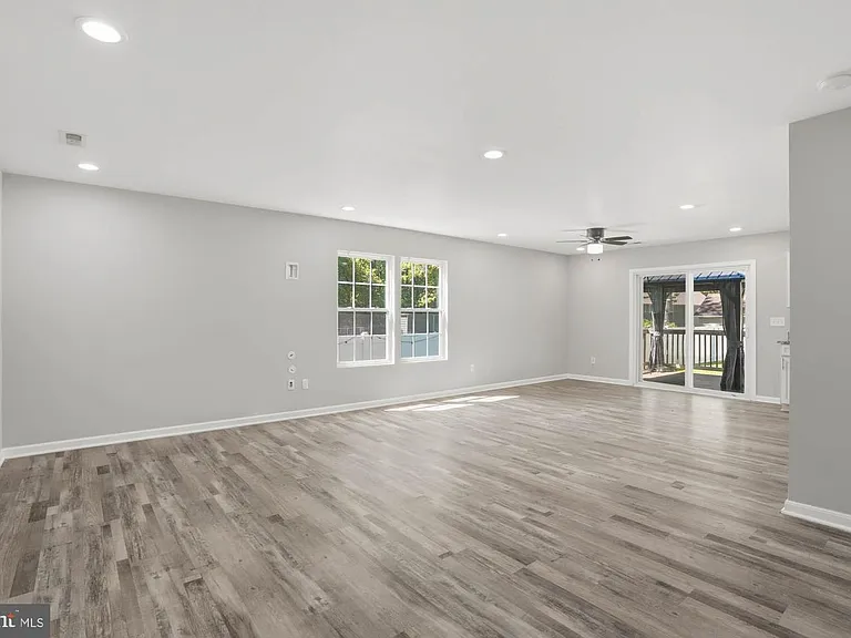 283 Shorewood Dr — Photo 6