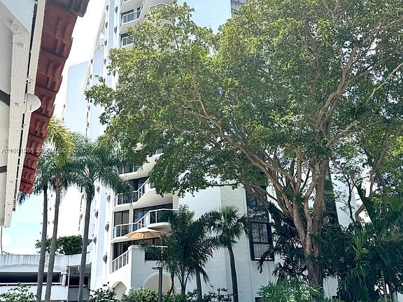 4th image of 3610 Yacht Club Dr APT 810