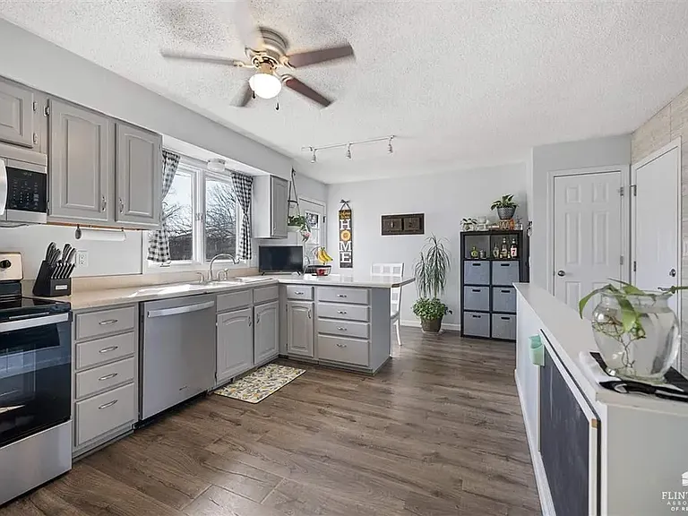 308 Harvey Cir — Photo 4