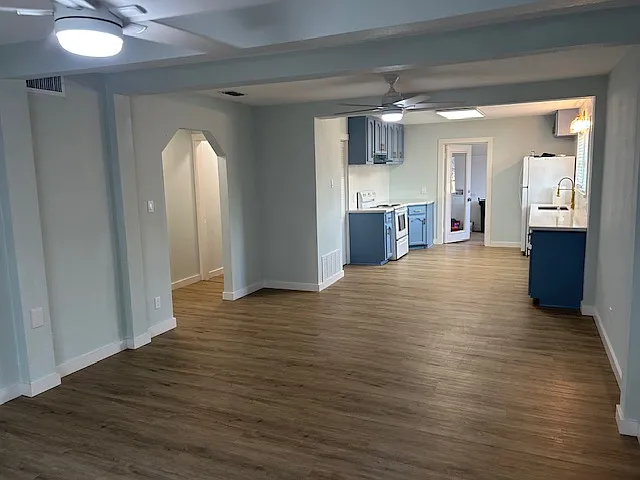 312 E Adams St — Photo 9