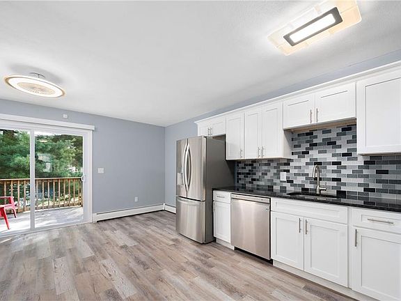 4th image of 10 Burleigh St APT 3
