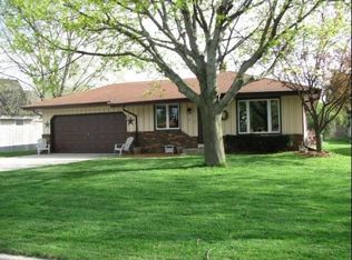 127 Chestnut Ridge Dr, Hartland, WI 53029