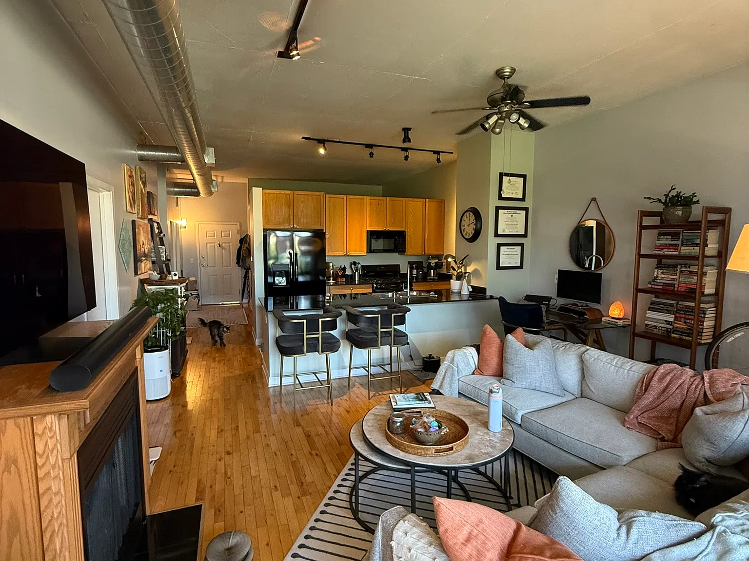 2 bed, 1.5 bath, 1060 sqft, $3,300 — Photo 2
