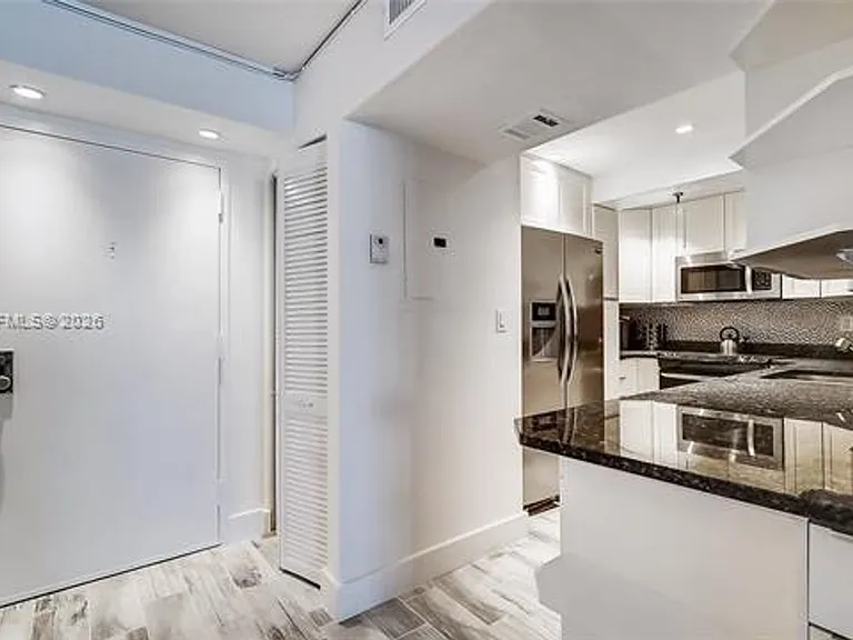 2401 Collins Ave #1410 — Photo 18