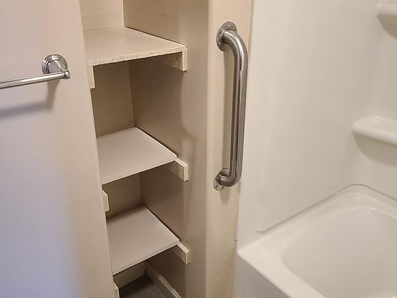 5th image of 914 S Center St #1