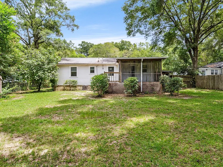 315 Azalea Cir W — Photo 17