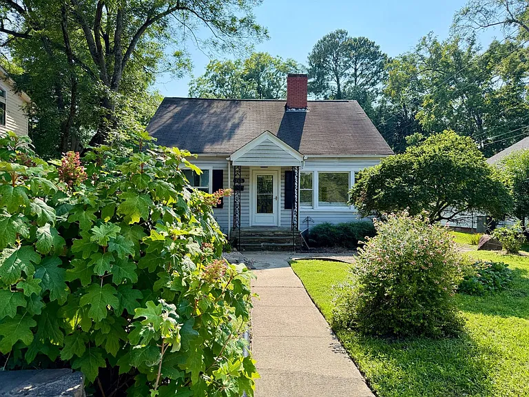 215 N Columbia St — Photo 1