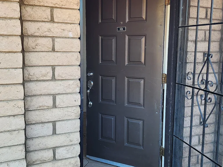 121 W Loma Vista Dr #101 — Photo 17