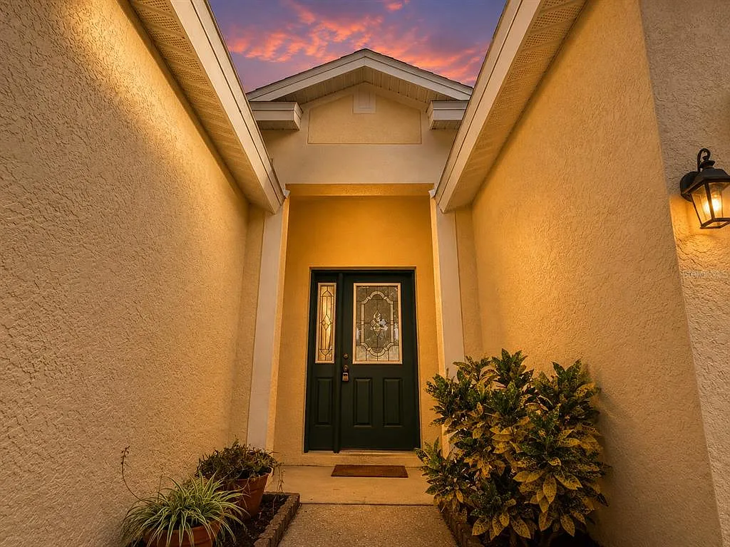 3 bed, 2.0 bath, 1641 sqft, $2,300 — Photo 2