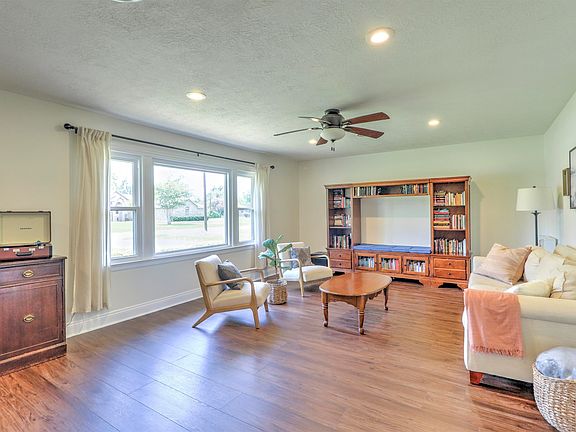 5th image of 207 Sheridan St