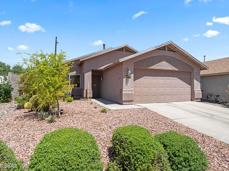 8807 S Desert Rainbow Dr — Photo 1