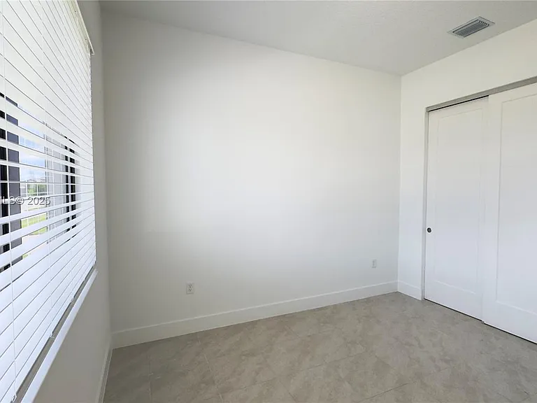 5089 Penella Ave — Photo 16