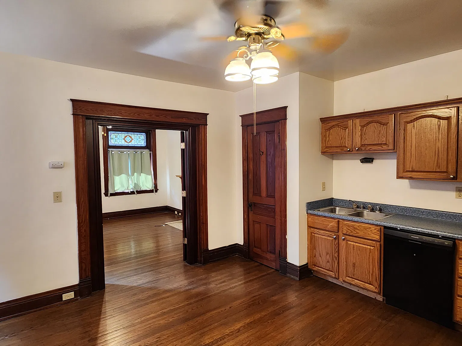 3 bed, 1842 sqft, $2,250 — Photo 2
