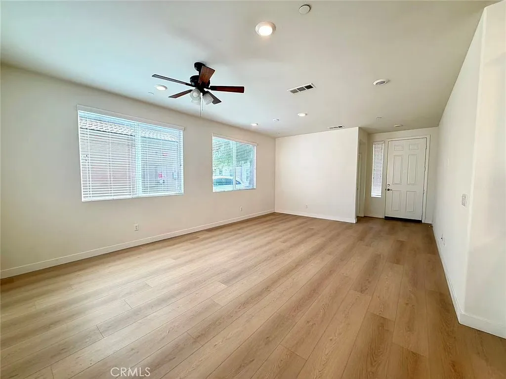 3 bed, 2.5 bath, 1829 sqft, $3,300 — Photo 4