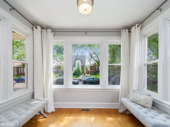 4th image of 5046 N Hamlin Ave