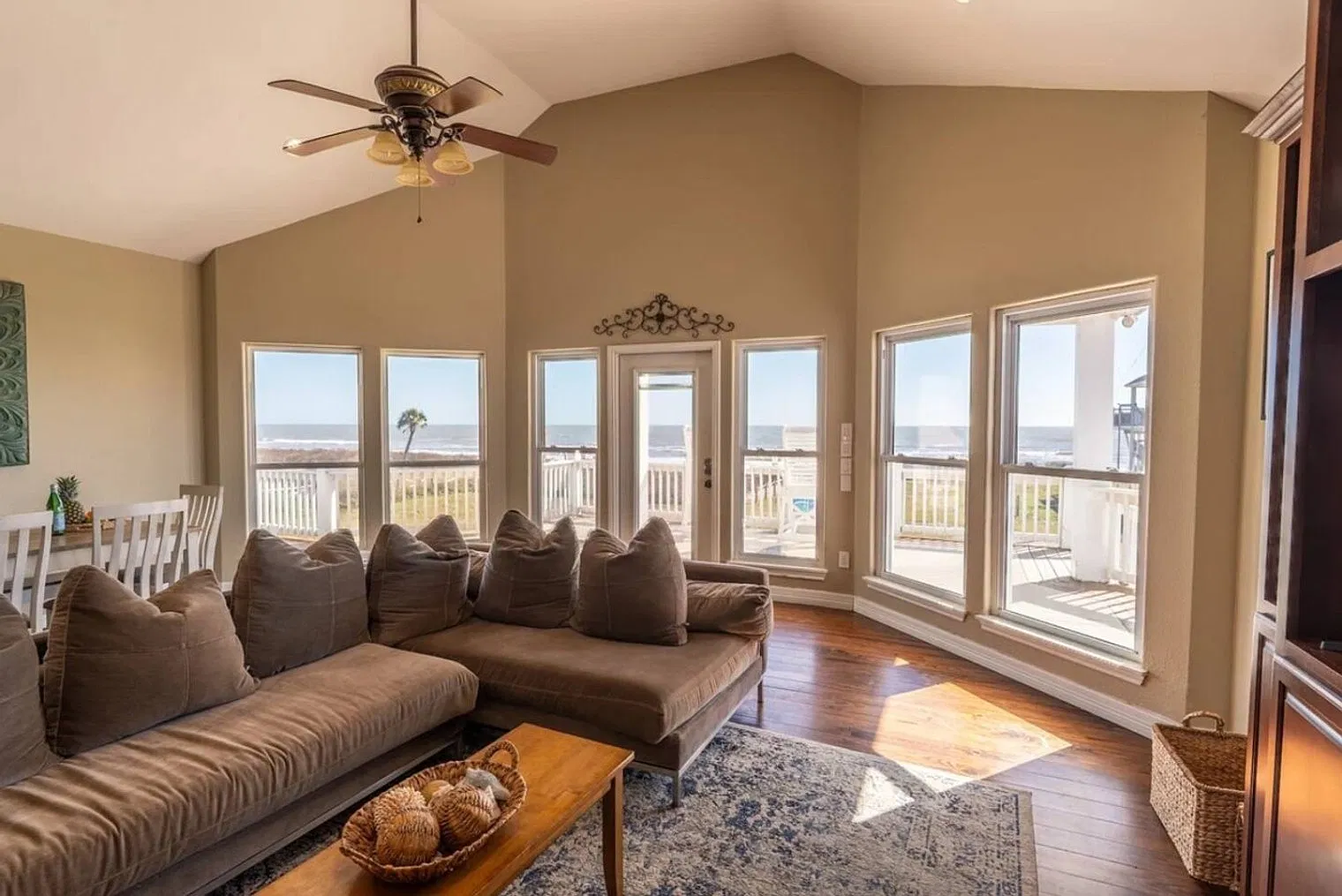4 bed, 2.0 bath, 2335 sqft, $3,888 — Photo 4