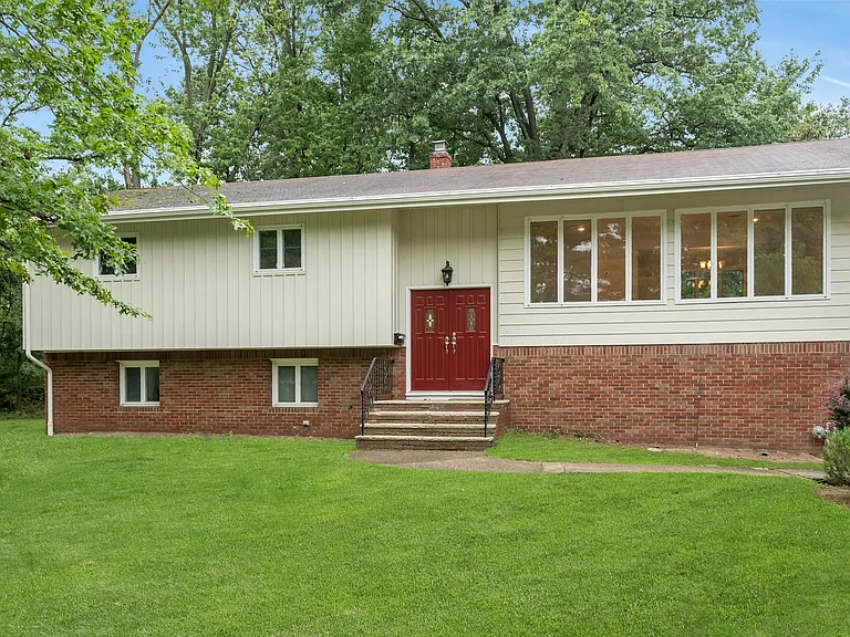 32 Rock Rd — Photo 1