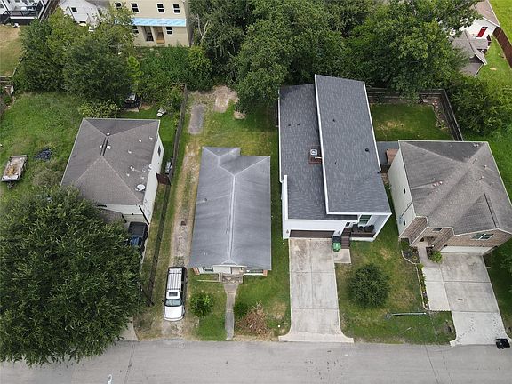 4th image of 821 E 38th St