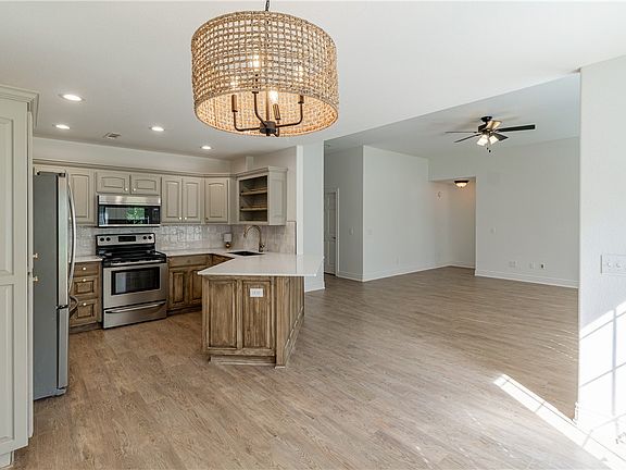 4th image of 4 Shelly Dr