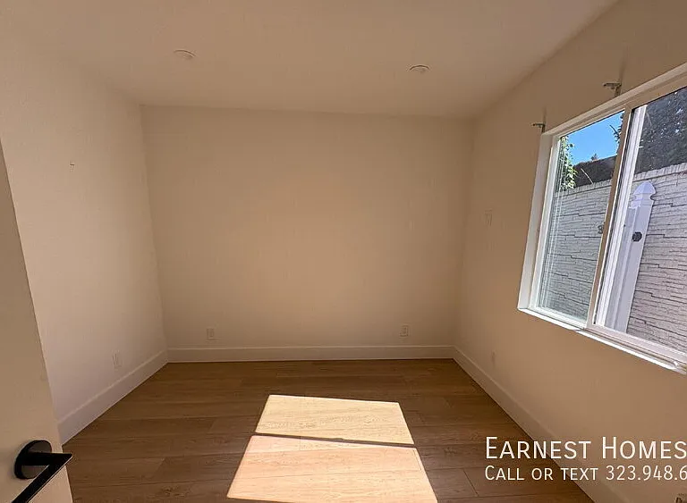15242 Morrison St — Photo 33