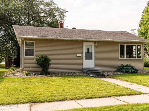 1115 Sunset Dr, Grand Forks, ND 58201