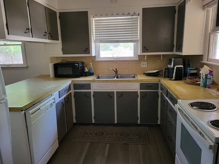 600 W Prospect Rd — Photo 3