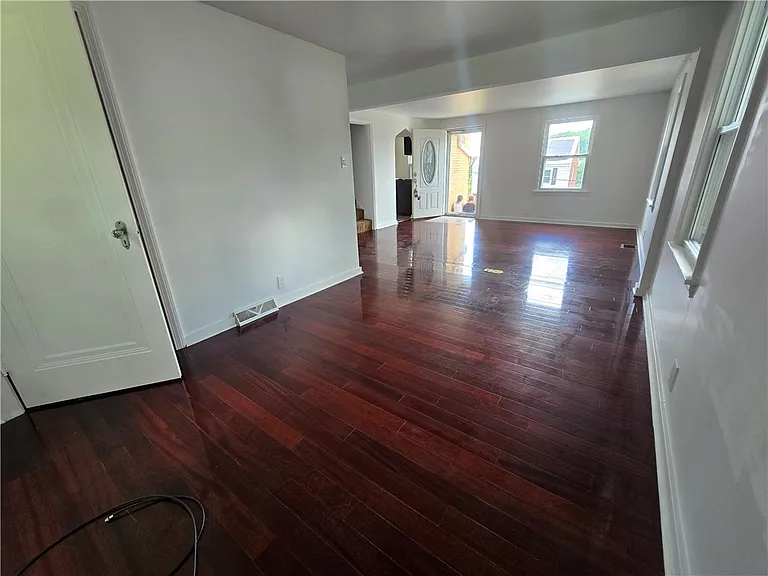 325 Outlook St — Photo 7