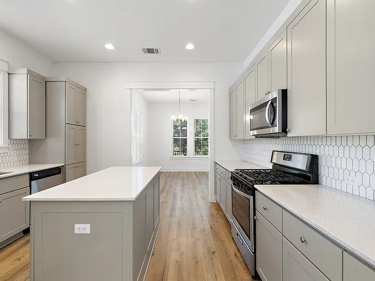 1102 Twain St — Photo 5