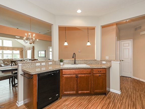 4th image of 565 Hyannis Port Cir